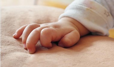 Bebê de 8 meses ingere cocaína deixada sobre a cama pela própria mãe em Minas Gerais