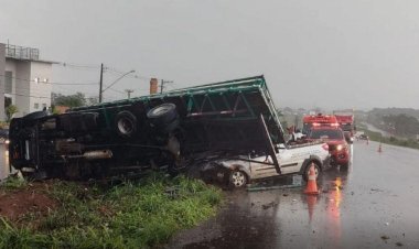 Temporal provoca acidente entre carro e caminhão na BR-365, em Minas Gerais