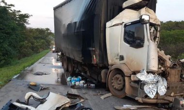 Acidente entre dois caminhões deixa motorista morto na BR-262, em Minas