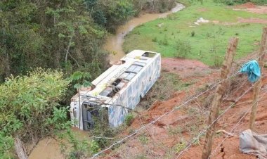 Ônibus escolar cai em ribanceira e deixa estudantes feridos em Minas Gerais
