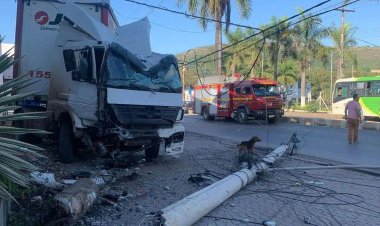 Motorista de caminhão perde controle da direção e destrói poste em Sete Lagoas