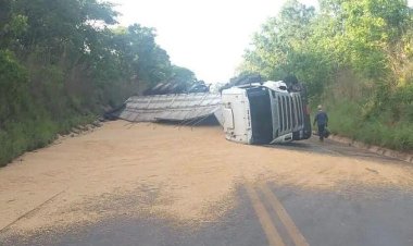 Motorista morre após invadir contramão e bater em carreta com milho na MG-188