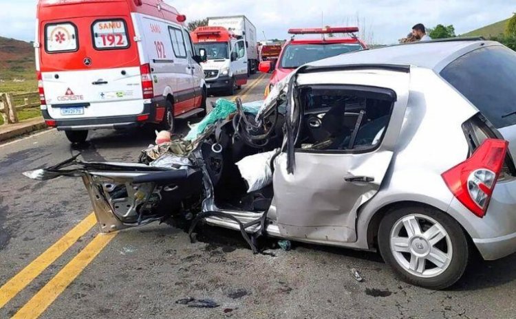 Acidente entre carros e caminhão deixa criança e homem gravemente feridos na BR-116, em MG