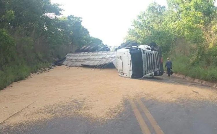 Motorista morre após invadir contramão e bater em carreta com milho na MG-188