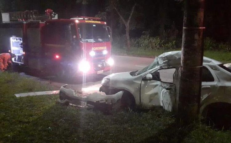 Motorista morre após bater carro em um poste na BR-381, em MG