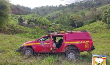 Viatura dos bombeiros capota e cai em ribanceira a caminho de ocorrência no interior de Minas