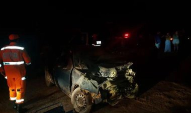 Carro bate em van com estudantes e duas pessoas morrem na BR-265, em Minas