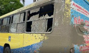 Idosos ficam feridos após betoneira estourar e atingir ônibus no interior de Minas