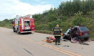 Motorista de 27 anos morre em grave acidente entre carro e caminhão na BR-367, em Minas