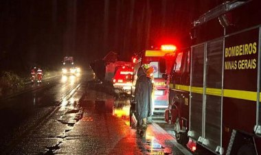 Motociclista e garupa morrem após bater de frente com caminhão na BR-116, em MG