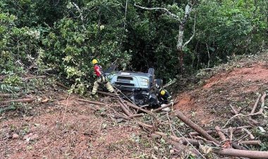 Motorista morre após carreta capotar e cair em ribanceira de 70 metros na MGC-451, em Diamantina