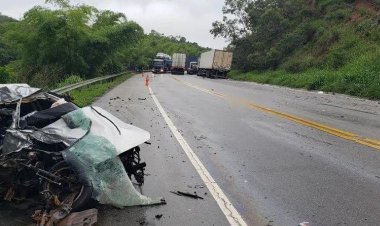 Motorista morre após bater carro de frente com caminhão na BR-116, em MG