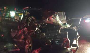Motorista e paciente oncológica morrem em acidente entre carro e caminhão na BR-135, em MG
