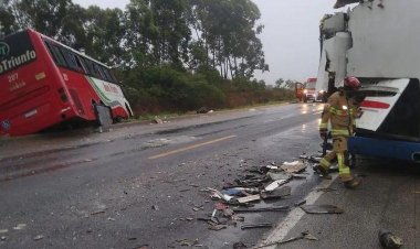 Batida entre dois ônibus de turismo com 71 passageiros deixa feridos em Minas Gerais