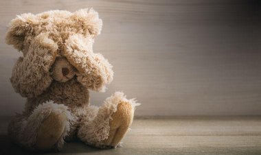 Mulher flagra marido abusando de filho em banho e suspeita de envenenamento em BH
