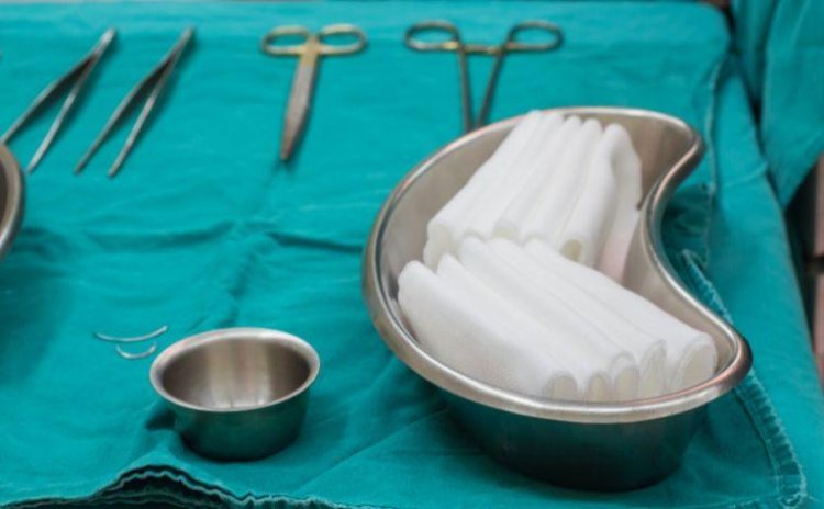 Mulher receberá R$ 40 mil de indenização após médica esquecer toalhas e gaze dentro dela