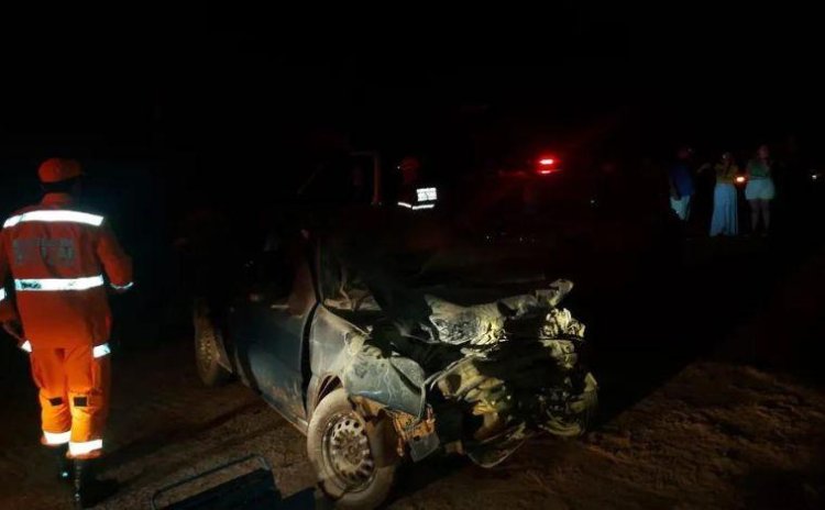 Carro bate em van com estudantes e duas pessoas morrem na BR-265, em Minas
