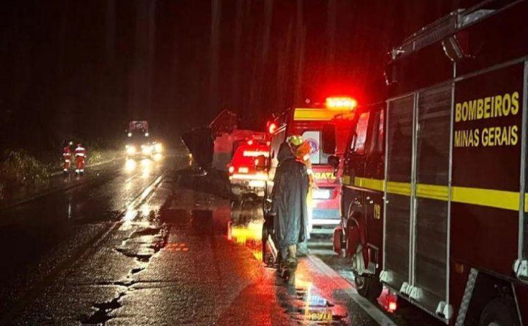 Motociclista e garupa morrem após bater de frente com caminhão na BR-116, em MG