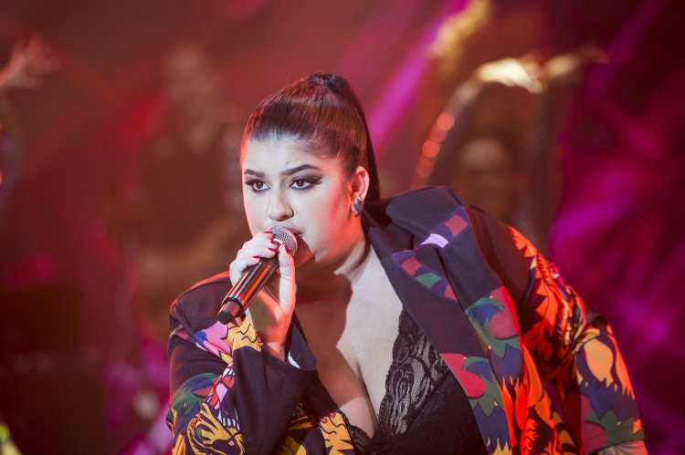 Conheça a cantora mineira que abriu o evento "Surreal" de Henrique & Juliano em BH