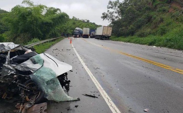 Motorista morre após bater carro de frente com caminhão na BR-116, em MG