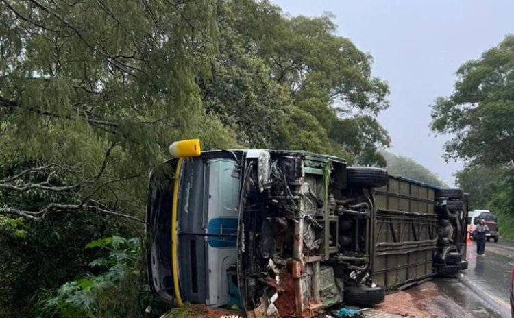 Ônibus com 42 passageiros tomba e deixa um morto e feridos no interior de Minas