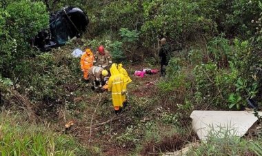 Carro cai em ribanceira e capota por 50 metros em Montes Claros; todos sobrevivem ao acidente