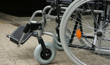 Homem agride ex-namorada cadeirante com banco de madeira e garrafadas