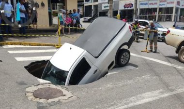 Carro é engolido por cratera em João Monlevade