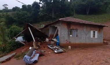 Casal de idosos morre após casa ser levada por lama