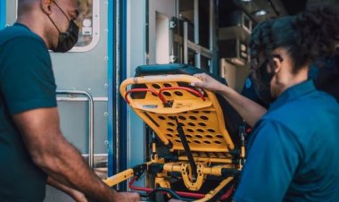 Homem esfaqueado cai de ambulância, é 'esquecido' e achado morto depois
