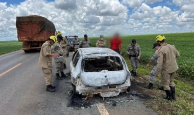 Quatro corpos são encontrados carbonizados dentro de carro