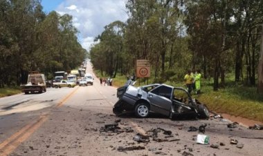 Batida frontal entre carro e carreta na BR-040 deixa uma pessoa morta em Nova Lima