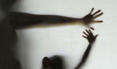 Pai mata e põe fogo no corpo de menina de 5 anos após ela fazer xixi no chão