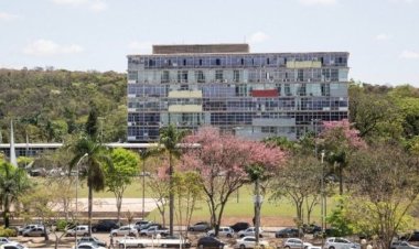 UFMG abre concurso para níveis médio e superior com salários de até R$ 4,1 mil