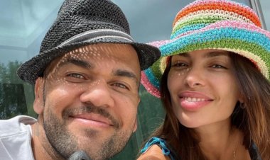 Mulher de Dani Alves se pronuncia após prisão do lateral na Espanha: confira