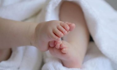 Babá é presa suspeita de torturar bebê de 8 meses