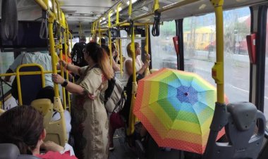 "Tá chovendo aí?": passageira abre sombrinha após ‘chover’ dentro de ônibus em BH