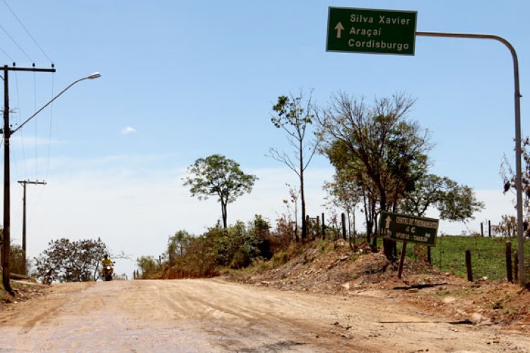 Ladrões fecham estrada entre Araçaí e Sete Lagoas, roubam motoristas e atropelam vítima