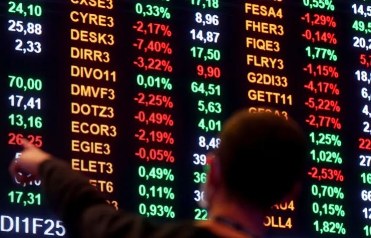 Após "revogaço", Ibovespa derrete 3% no 1º dia de governo Lula; dólar e juros disparam