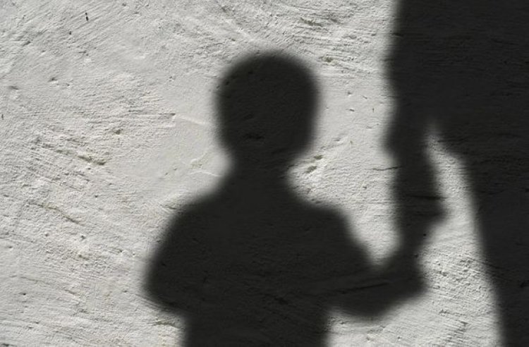 Comerciante espanca filho de 2 anos até menino vomitar