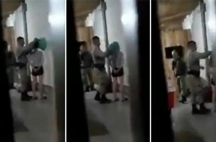 Policial militar coloca sacola na cabeça de mulher durante abordagem