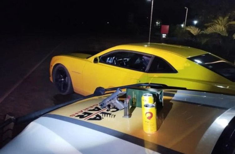 Jovem bêbado é preso após dar tiros dentro de Camaro amarelo