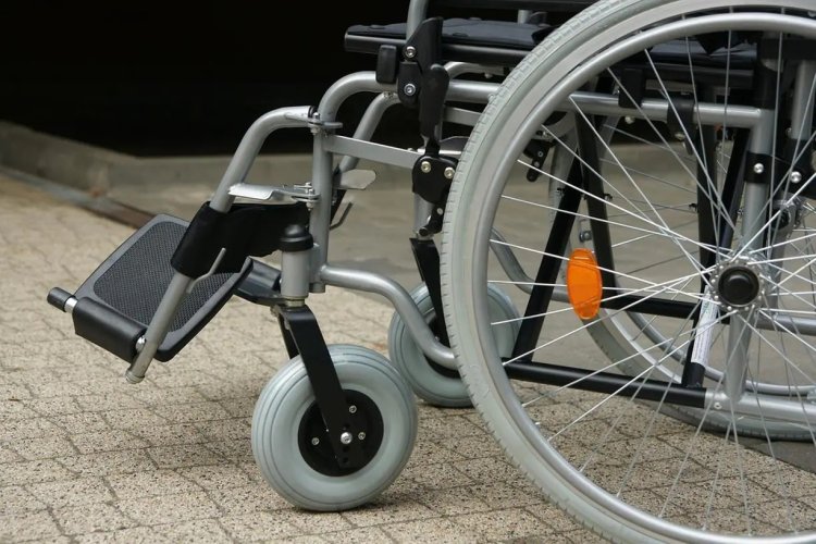 Homem agride ex-namorada cadeirante com banco de madeira e garrafadas