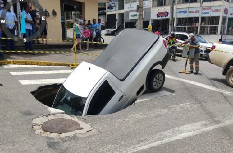 Carro é engolido por cratera em João Monlevade