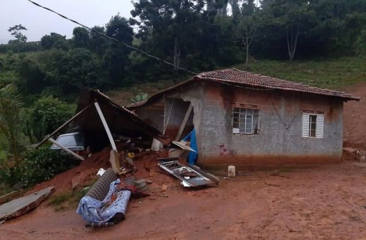 Casal de idosos morre após casa ser levada por lama