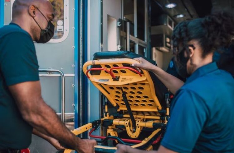 Homem esfaqueado cai de ambulância, é 'esquecido' e achado morto depois