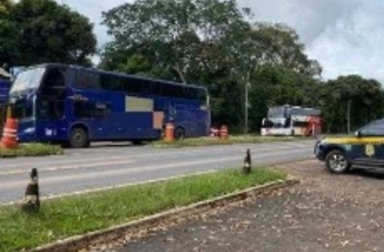 PRF apreende 13 ônibus de MG que levaram pessoas para ato golpista domingo; 2 estavam em Sete Lagoas