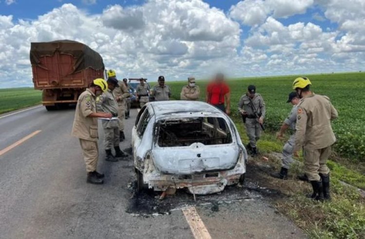 Quatro corpos são encontrados carbonizados dentro de carro