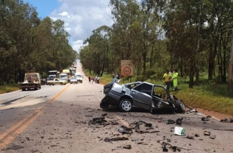 Batida frontal entre carro e carreta na BR-040 deixa uma pessoa morta em Nova Lima