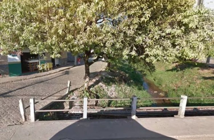 Homem tenta salvar amigo bêbado e os dois caem em esgoto